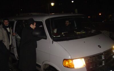 Un groupe d'enfants de l'école Ei'hal Mena'hem vient d'arriver au 770