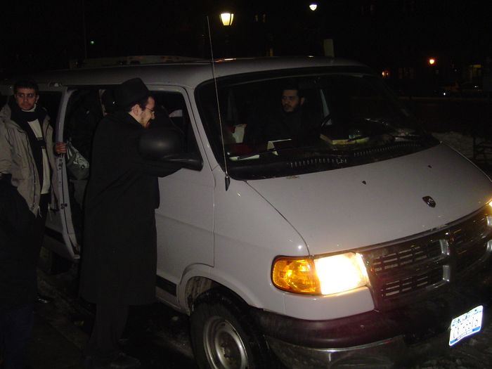 Un groupe d'enfants de l'école Ei'hal Mena'hem vient d'arriver au 770