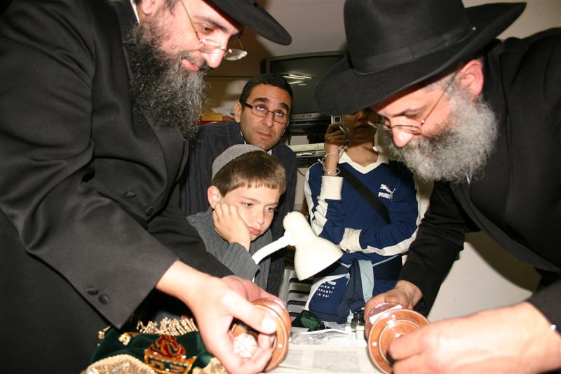 Inauguration d'un Sefer Torah "transportable" pour les communautés démunies undi 28 Février 2005 - 19 Adar Alef 5765