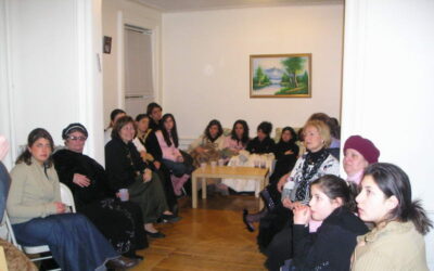 Le Rav B. Klein, secrétaire du Rabbi, s'adresse aux enfants de l'école Chne'or chez la Famille Mergui