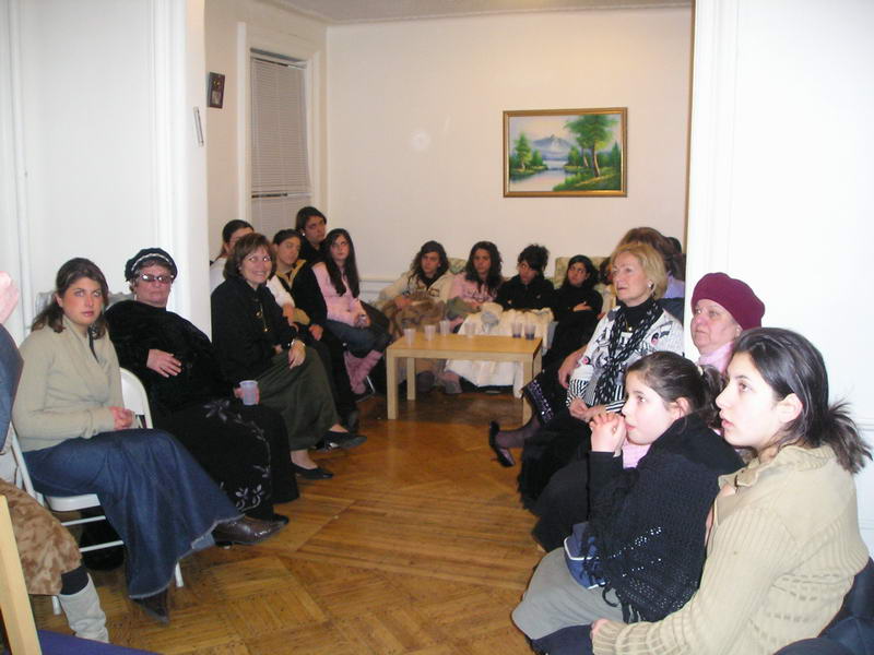 Le Rav B. Klein, secrétaire du Rabbi, s'adresse aux enfants de l'école Chne’or chez la Famille Mergui