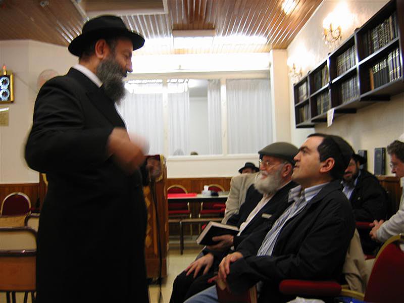 debout : Raphy Asseraf devant Les ROUAH père et fils