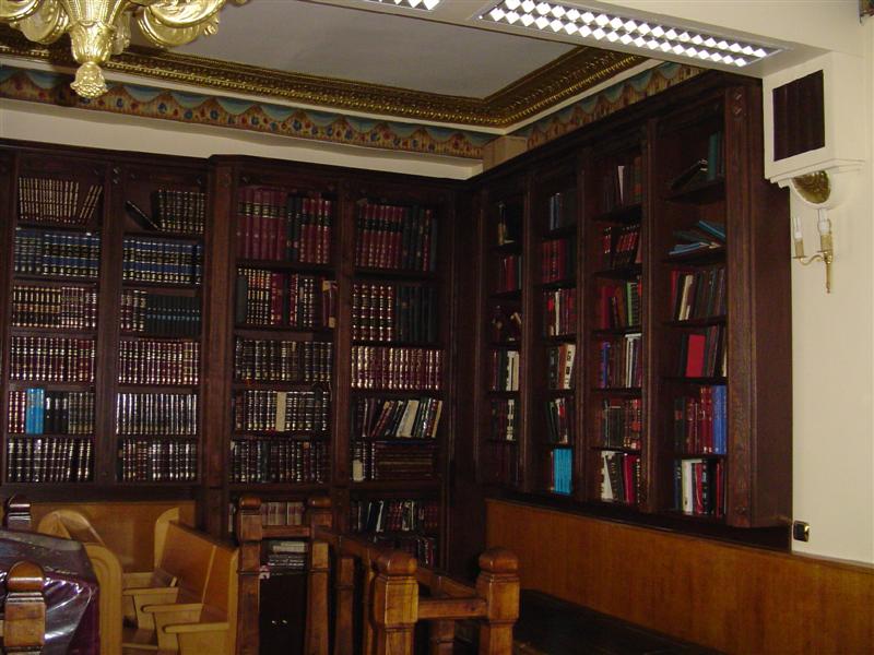 Quelques photos de la nouvelle bibliothèque de la synagogue du 17 rue des Rosiers, offerte par un fidèle