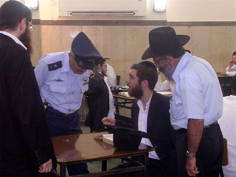 Visite du nouveau Chef d'Etat Major israélien, Dan 'Halouts, à la Yéchiva de Kfar 'Habad ce matin