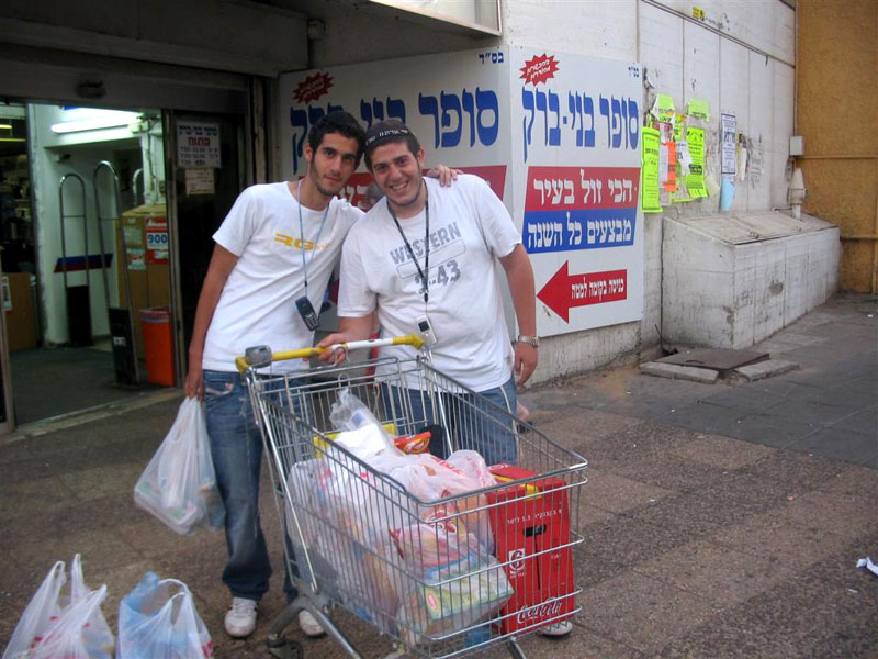 Farbrenguen au Minyan des jeunes du Beth Habad francophone de Netanya
