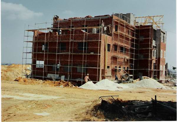 Construction du 770 de Kfar Habad , il y a 20 ans