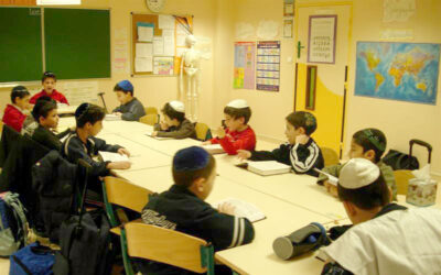 La classe de CE2 de l'école Chné-Or fête Roch Hodech Kislev avec des beignets et des toupies!