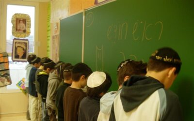 Roch &lsquo;Hodech Adar à l'école Chné-Or "Michenihnass Adar, Marbim Bessim'ha!"