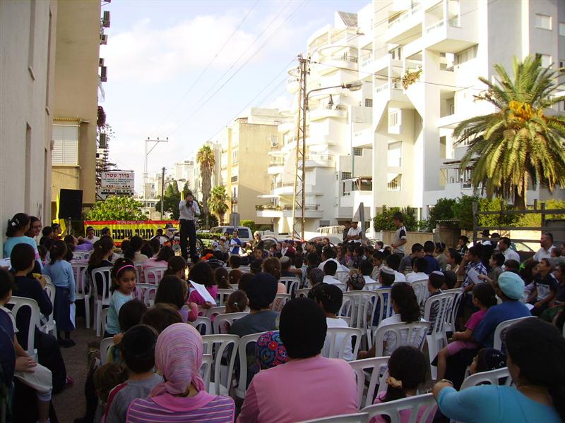 Conflit au Liban: Grand rassemblement d'enfants à Netanya: "Sur la bouche des enfants Tu as fondé la force"