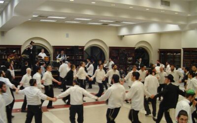 Les Ba'hourim des Yechivot "Lubavitcher Yeshiva" et "Yeshiva University" participent à la Sim'ha de Adar avec le groupe Piamenta jeudi soir 23 adar dans le Zal de Ohalei Torah