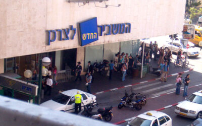Le Beit Habad de Tel Aviv Nord pose de les Mezouzot de la nouvelle boutique Bee Fly