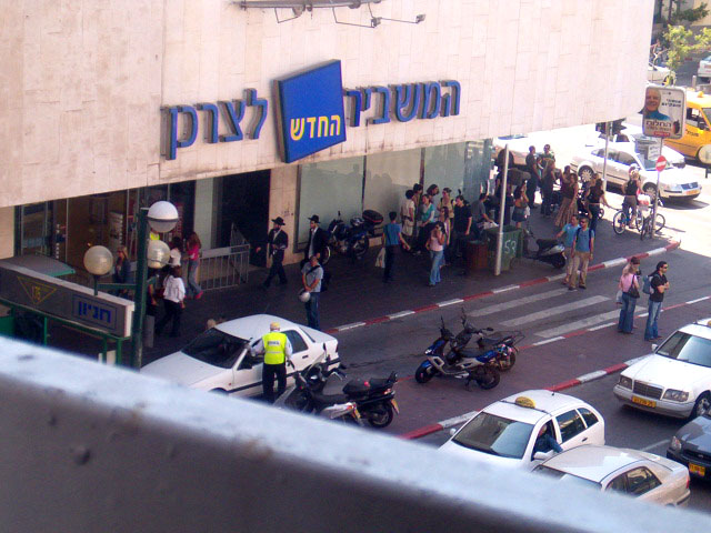 Le Beit Habad de Tel Aviv Nord pose de les Mezouzot de la nouvelle boutique Bee Fly