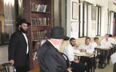 Trois invités de marque visitent la Yéchiva Guedola de Bnei-Brak dirigée par le Rav Hanina Yossef Eisenbach