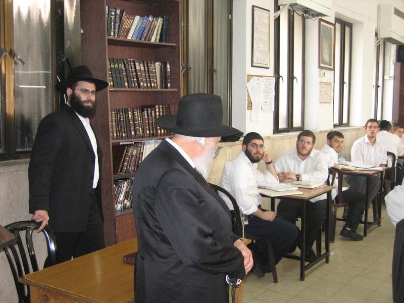 Trois invités de marque visitent la Yéchiva Guedola de Bnei-Brak dirigée par le Rav Hanina Yossef Eisenbach
