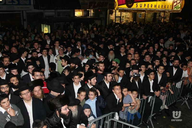 Avraham Fried au Simhat Beth Hachoéva de Crown Heights, mardi soir 18 Tichri