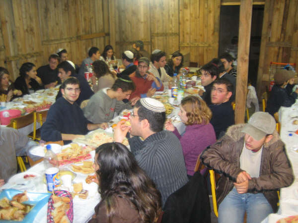 Plus de 200 personnes dans la Souccah du Beth 'Habad de Grenoble
