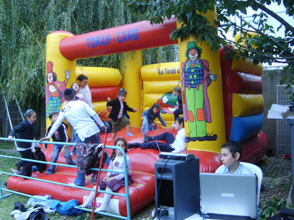Grand succés pour la fête de Soukkot organisée par le Gan Israel de Clichy