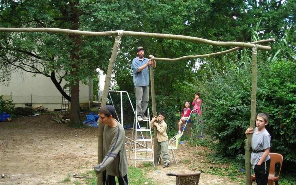 Concours des plus belles Souccot: Souccah de la famille Fleischer-Yerres faite avec des rondins de bois