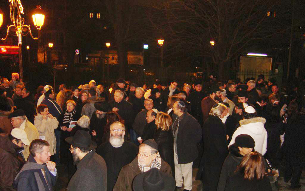 Plus de 500 personnes assistent à l'allumage public de 'Hanouccah aux Lilas organisé par le Rav Moché Sarfati, en...