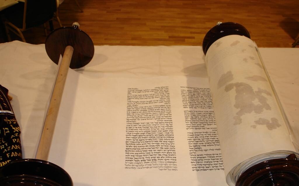 Ha'hnassat Sefer Torah offert par la famille Azan au Beth 'Haya Mouchka