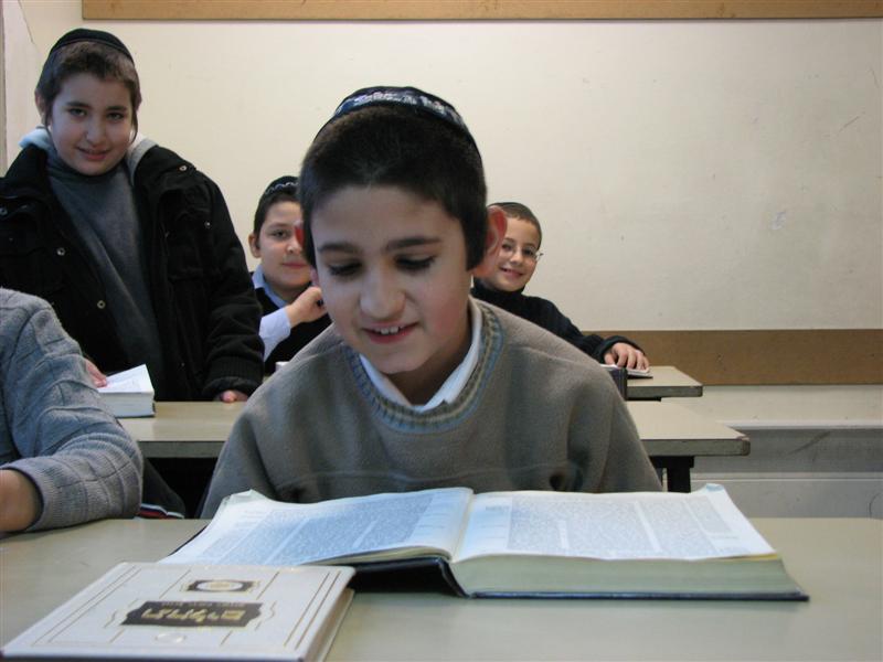 Photos du 'Heder Loubavitch de Paris rue de Flandre Kita de Moré Yehochoua Motal et Kita de Moré Yoski Houri