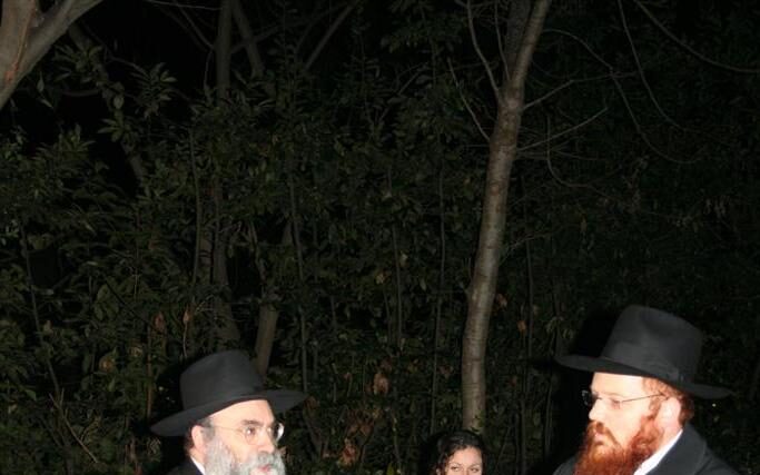 300 personnes participent à l'allumage public à Barcelone en présence de Rav Yaacov Amar
