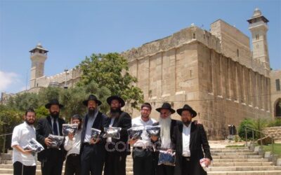 Le Beth &lsquo;Habad de Lyon et de Levalois distribuent des dizaines de paires de Tefilines aux soldats d'une base militaire de Hevron