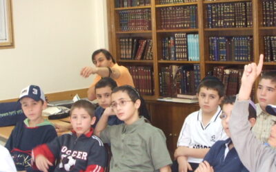 Les classes de CM1 et CM2 de l'école Sinaï visitent le centre de vérification de Tefilines et Mezouzot au Beth Loubavitch