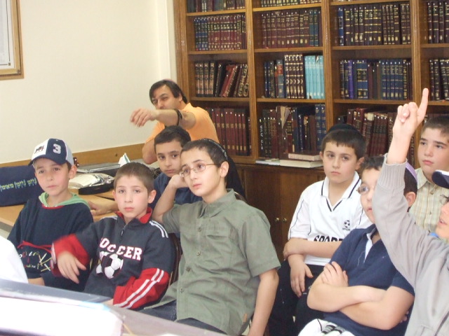 Les classes de CM1 et CM2 de l'école Sinaï visitent le centre de vérification de Tefilines et Mezouzot au Beth...
