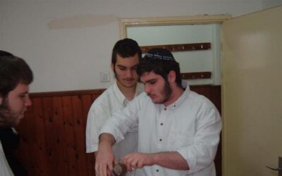 Les élèves de la Yéchiva des Bou'harim de Kfar Habad terminent leur année d'étude avec succès