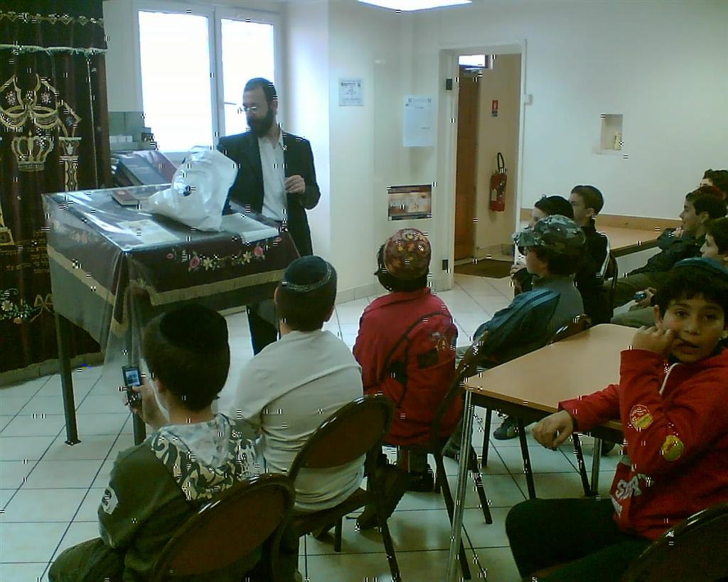 La classe de sixième de l'école Otzar Hatorah de Paris 13 en visite au Centre de Tefilines et Mezouzot du Beth...