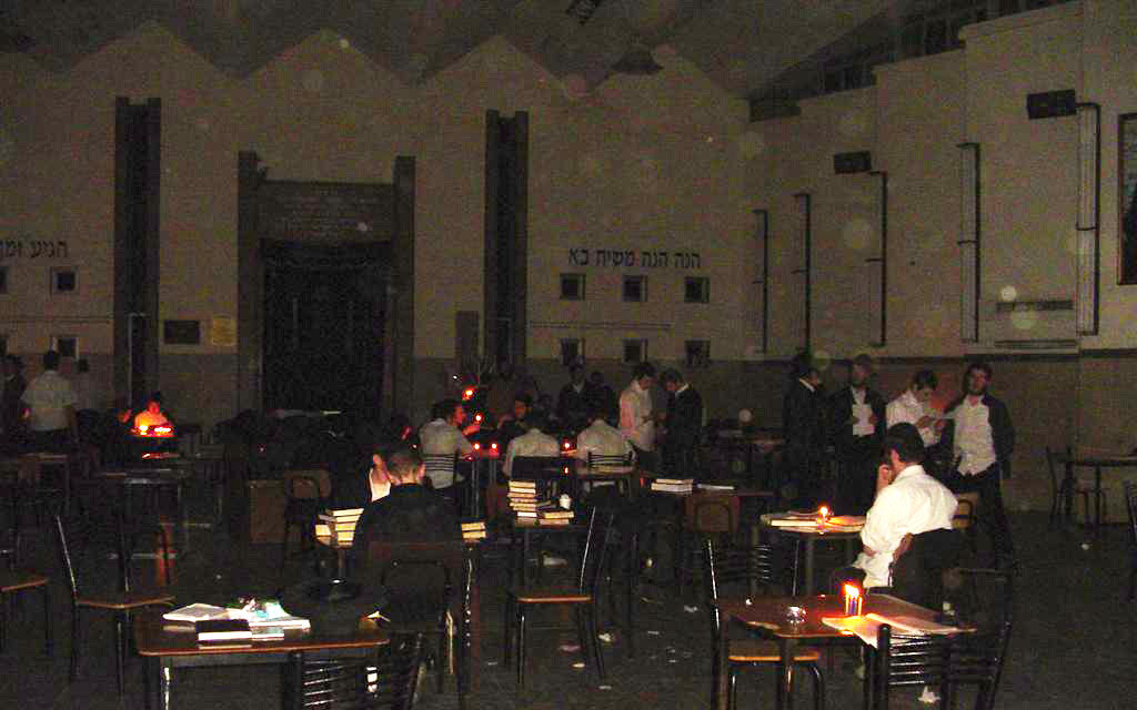 "Or Min Ha'Hoche'h" Les élèves de la Yéchiva de Kfar Habad dans la salle d'études pendant une panne d'életricité de...