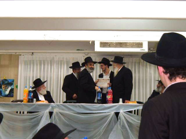 Distribution des Teoudot de la Yéchiva des Bou'harim Roch Hodech Adar