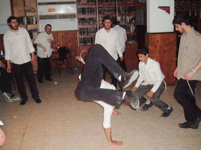 "Micheni'hnass Adar" à La Yéchiva des Bou'harim de Kfar 'Habad
