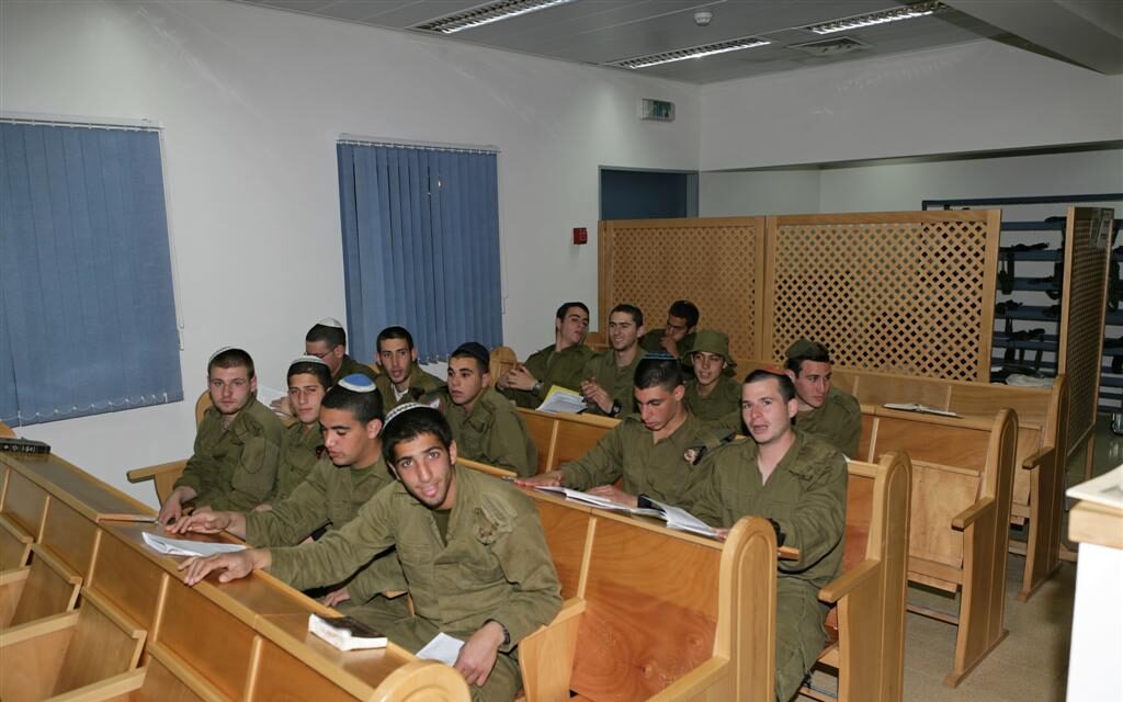 Pourim dans une base de parachutistes avec Yaacov Benagou Chaliah au Moshav Atzmonah-Chomria