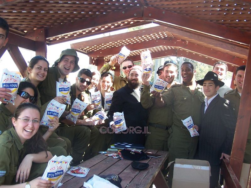 Pourim 5767 avec le Rav Menahem Lattard au 770 de Kfar 'Habad et dans les bases militaires