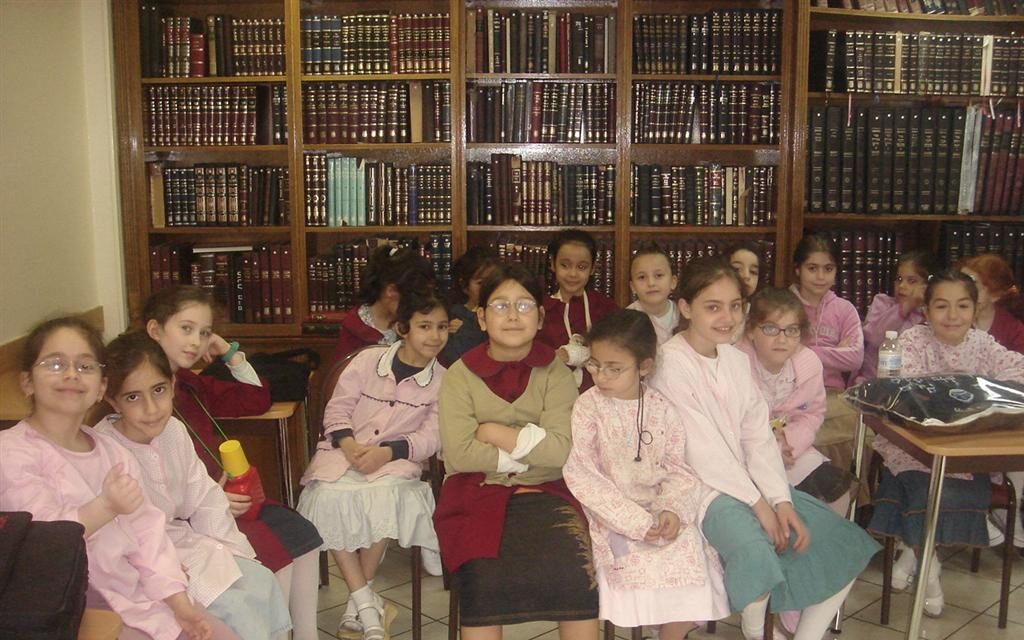 Une classe de filles de l'école Sinai en visite au centre de vérification de Téfilines et Mézouzot du Beth Loubavitch