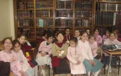 Une classe de filles de l'école Sinai en visite au centre de vérification de Téfilines et Mézouzot du Beth Loubavitch