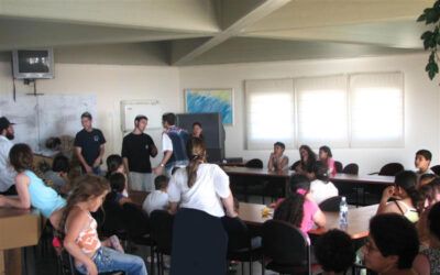 Des centaines d'habitant de Sderot invités par la ville de Netanya, sont reçus par les membres de l'association "Merkaz Hessed" dirigée pae le Rav Eliezer Perets
