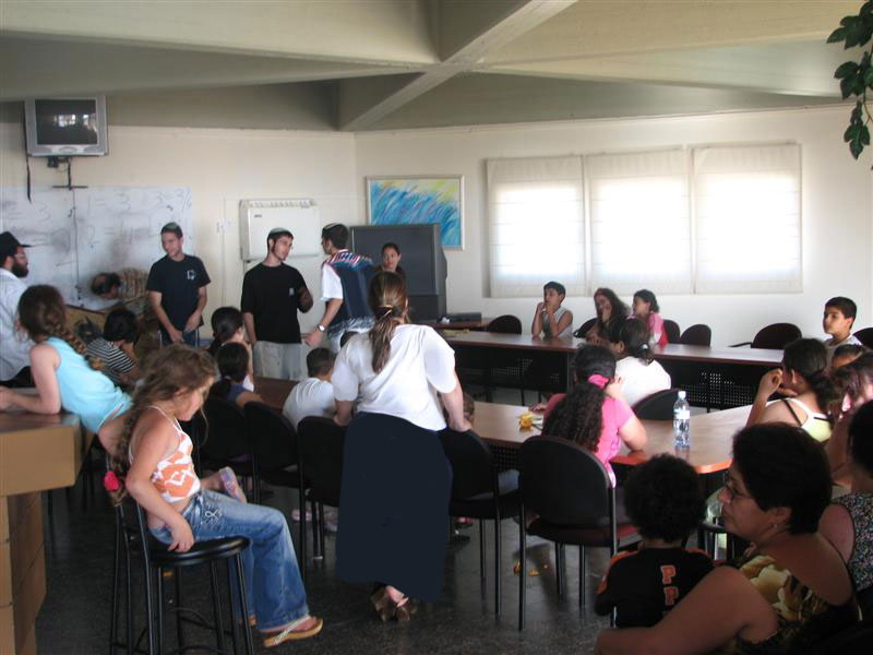 Des centaines d'habitant de Sderot invités par la ville de Netanya, sont reçus par les membres de l'association...
