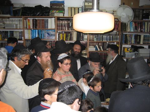 Inauguration d'un Sefer Torah au Centre francophone de Jérusalem dirigé par le Rav Itshak Habib