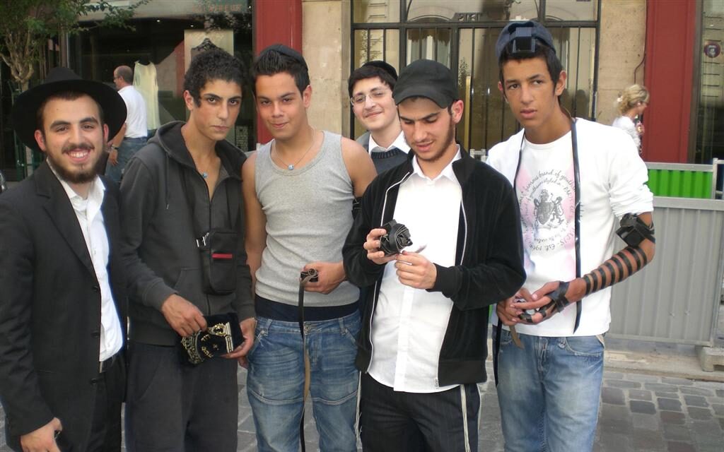 Guimel Tamouz 5767: Mivtsa Téfilines à la rue des Rosiers