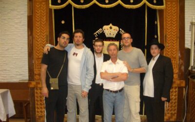 Un groupe de jeunes du Beth Habad du 13ème se rend chez le Rabbi à l'occasion du Guimel Tamouz
