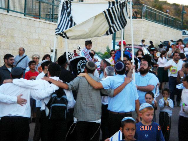 Inauguration d'un Sefer Torah chez le Rav Yaacov Haviv, Dayan à Yérouchalaim offert par la famille Haddad