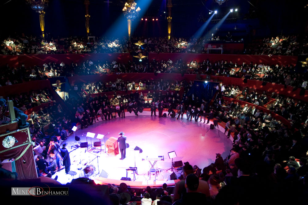 Le reportage photographique de Mendel Benhamou de la fête de Youd Teth Kislev au Cirque d'hiver à Paris