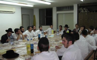 Farbrenguen avec les Ba'hourim français à la Yéchiva de Kiryat Mela'hi