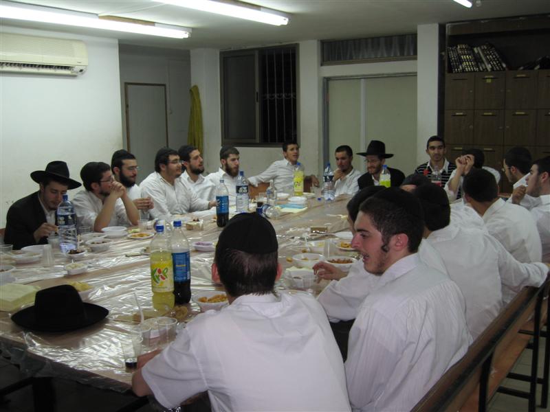 Farbrenguen avec les Ba'hourim français à la Yéchiva de Kiryat Mela'hi