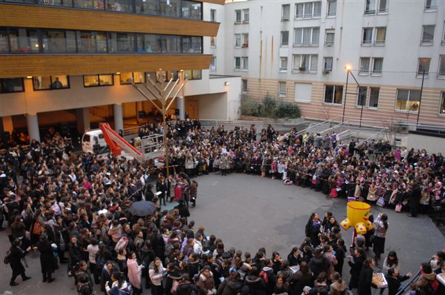 Allumage de Hanouccah à l'école Beth Haya Mouchka en présence du Président du FSJU, Mr Pierre Besnainou