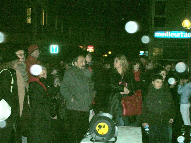 Allumage public d'une Menorah en glace à Montigny le Bretonneux St Quetin en Yvelines
