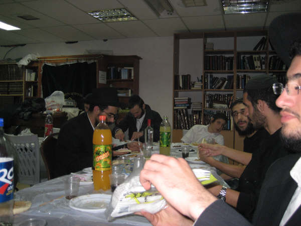 Farbrenguen organisé par Le "Minyan des Jeunes" de Natanya à l'occasion de Hannoucca